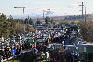 Μπλόκα αγροτών: Πολύωροι αποκλεισμοί στα τελωνεία Ευζώνων, Νίκης, Προμαχώνα και Εξοχής