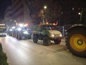 Πορεία αγροτών με τρακτέρ στο κέντρο της Λάρισας (βίντεο)
