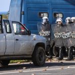 Μπλόκα αγροτών: Άνοιξαν ξανά τα αεροδρόμια Χανίων και Ηρακλείου – Τραυματίες αστυνομικοί από τις συγκρούσεις