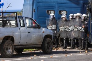 Μπλόκα αγροτών: Άνοιξαν ξανά τα αεροδρόμια Χανίων και Ηρακλείου – Τραυματίες αστυνομικοί από τις συγκρούσεις