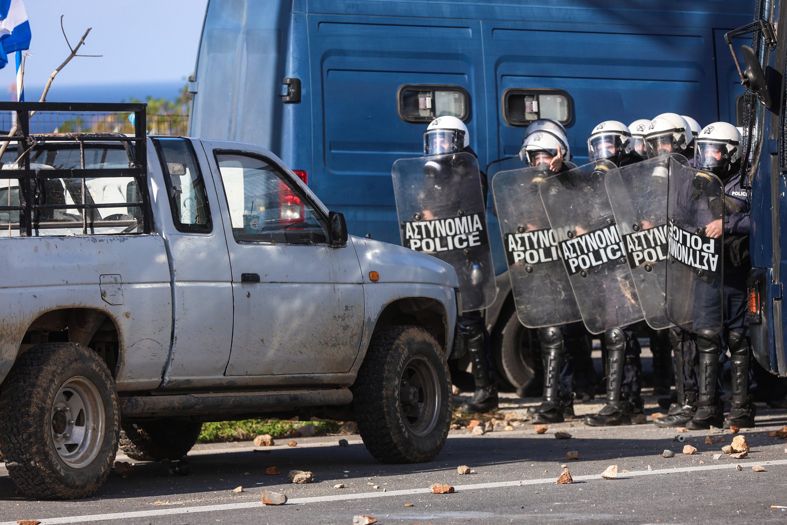 Μπλόκα αγροτών: Άνοιξαν ξανά τα αεροδρόμια Χανίων και Ηρακλείου - Τραυματίες αστυνομικοί από τις συγκρούσεις