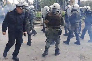 Θεσσαλονίκη: Άγρια επεισόδια ανάμεσα σε αγρότες και ΜΑΤ – «Μπλόκο» σε τρακτέρ στον κόμβο του αεροδρομίου