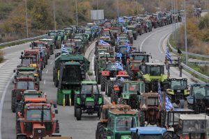 «Αγριεύουν» τα μπλόκα των αγροτών – Προς αποκλεισμό το λιμάνι της Θεσσαλονίκης την Παρασκευή