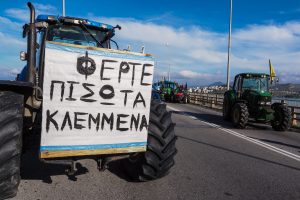 Οι αγρότες ετοιμάζονται να αποκλείσουν το λιμάνι της Θεσσαλονίκης – Ενίσχυση των μπλόκων και επόμενες κινήσεις