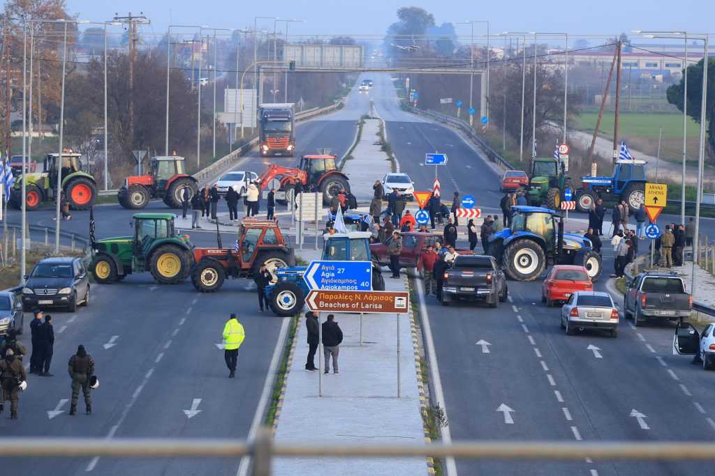 Αγροτικά μπλόκα: Ανοιχτά τα διόδια για το Σαββατοκύριακο – Τι σχεδιάζουν οι αγρότες για τις γιορτές