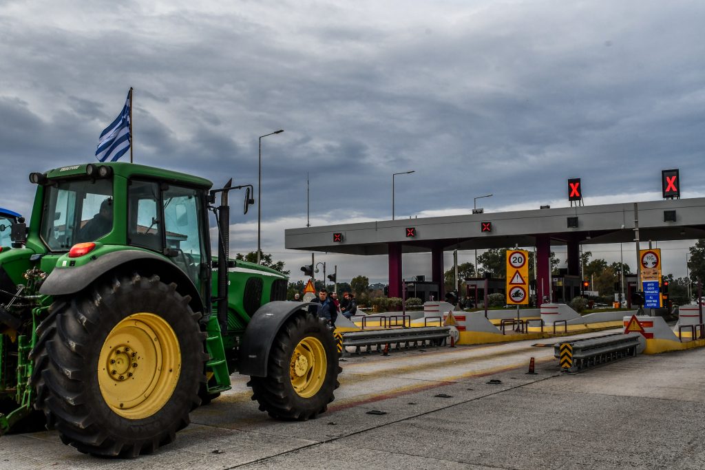 Ανυποχώρητοι οι αγρότες: Πεντάωρος αποκλεισμός των Τεμπτών – Πού υπάρχουν μπλόκα σε όλη τη χώρα