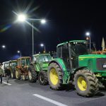 Γιγαντώνονται οι κινητοποιήσεις των αγροτών – Πάνω από 5.000 τρακτέρ στα μπλόκα, «παραλύουν» οι οδικές αρτηρίες
