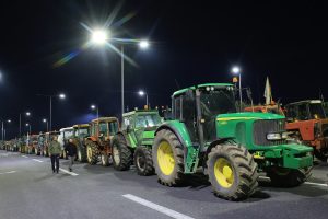 Γιγαντώνονται οι κινητοποιήσεις των αγροτών – Πάνω από 5.000 τρακτέρ στα μπλόκα, «παραλύουν» οι οδικές αρτηρίες