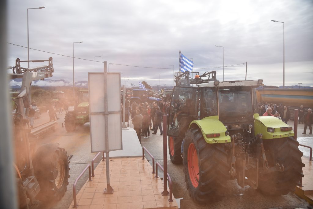 Έντονες διαμαρτυρίες αγροτών στις Μικροθήβες: Έχυσαν γάλατα στους δρόμους και έκαψαν άχυρα