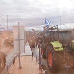 Έντονες διαμαρτυρίες αγροτών στις Μικροθήβες: Έχυσαν γάλατα στους δρόμους και έκαψαν άχυρα