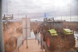 Έντονες διαμαρτυρίες αγροτών στις Μικροθήβες: Έχυσαν γάλατα στους δρόμους και έκαψαν άχυρα