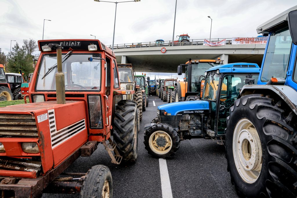 Παραλύουν δρόμοι και τελωνεία: Μπλόκα σε Μακεδονία, Θεσσαλία και Ήπειρο – Συζήτηση για αποκλεισμό του αεροδρομίου Ηρακλείου