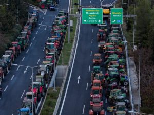 Αγρότες: «Μαστίγιο και καρότο» στα μπλόκα της οργής