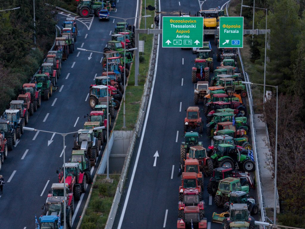 Αγρότες: «Μαστίγιο και καρότο» στα μπλόκα της οργής