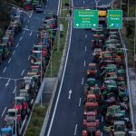 Ανυποχώρητοι οι αγρότες: Κλιμακώνουν με μπλόκα και αποκλεισμούς εν αναμονή της κυβερνητικής απάντησης