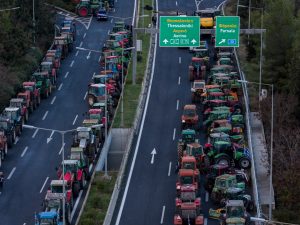 Αγρότες: «Μαστίγιο και καρότο» στα μπλόκα της οργής