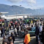 Οι αγρότες «οργώνουν» εθνικές οδούς: Mπλόκο 3 σημείων στην Αθηνών – Λαμίας – Αποκλεισμένα φορτηγά στα Τελωνεία Κήπων