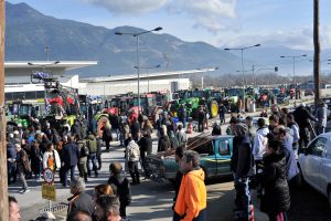 Ξεσηκωμός αγροτών, «οργώνουν» εθνικές οδούς: Κλειστός ο κόμβος αεροδρομίου Ιωαννίνων – Mπλόκο 3 σημείων στην Αθηνών – Λαμίας