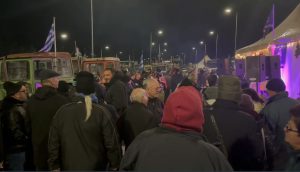 Μια ιστορική αγροτική Πρωτοχρονια: Γλέντι στα μπλόκα – Ανοιχτοί οι δρόμοι για τους εκδρομείς