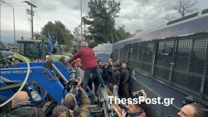 Θεσσαλονίκη: Μεγάλη ανάμεσα σε αγρότες και ΜΑΤ – «Μπλόκο» σε τρακτέρ στον κόμβο του αεροδρομίου