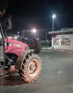 Αγρότες του Κιλκίς απέκλεισαν με τρακτέρ και το τελωνείο των Ευζώνων – Δείτε βίντεο