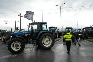 Θεσσαλονίκη: Μεγάλη ένταση ανάμεσα σε αγρότες και ΜΑΤ – «Μπλόκο» σε τρακτέρ στον κόμβο του αεροδρομίου