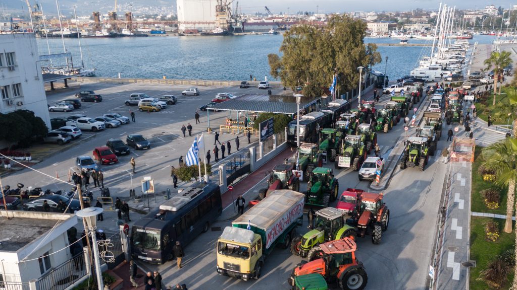 Ανυποχώρητοι οι αγρότες σε όλη τη χώρα – Πού υπάρχουν μπλόκα, ποια σημεία ενισχύονται