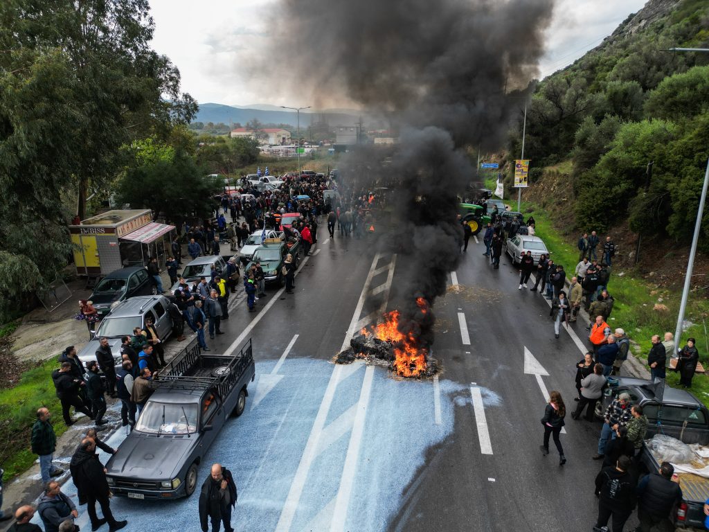 Πληθαίνουν τα μπλόκα σε όλη την Ελλάδα: Πάνε για μετωπική με την κυβέρνηση οι αγρότες – Επεισόδια με την Αστυνομία