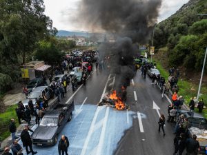 Πληθαίνουν τα μπλόκα σε όλη την Ελλάδα: Πάνε για μετωπική με την κυβέρνηση οι αγρότες – Επεισόδια με την Αστυνομία