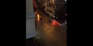 Αυτοκίνητα – βάρκες στον Άλιμο: Η κακοκαιρία Byron «γονατίζει» την Αττική (video)