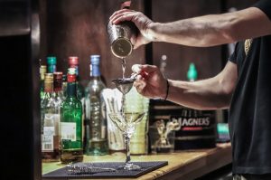 Περιστέρι: Νυχτερινό κέντρο έδινε αλκοόλ σε 15 ανηλίκους παρά την απαγόρευση – Συνελήφθη ο υπεύθυνος του καταστήματος