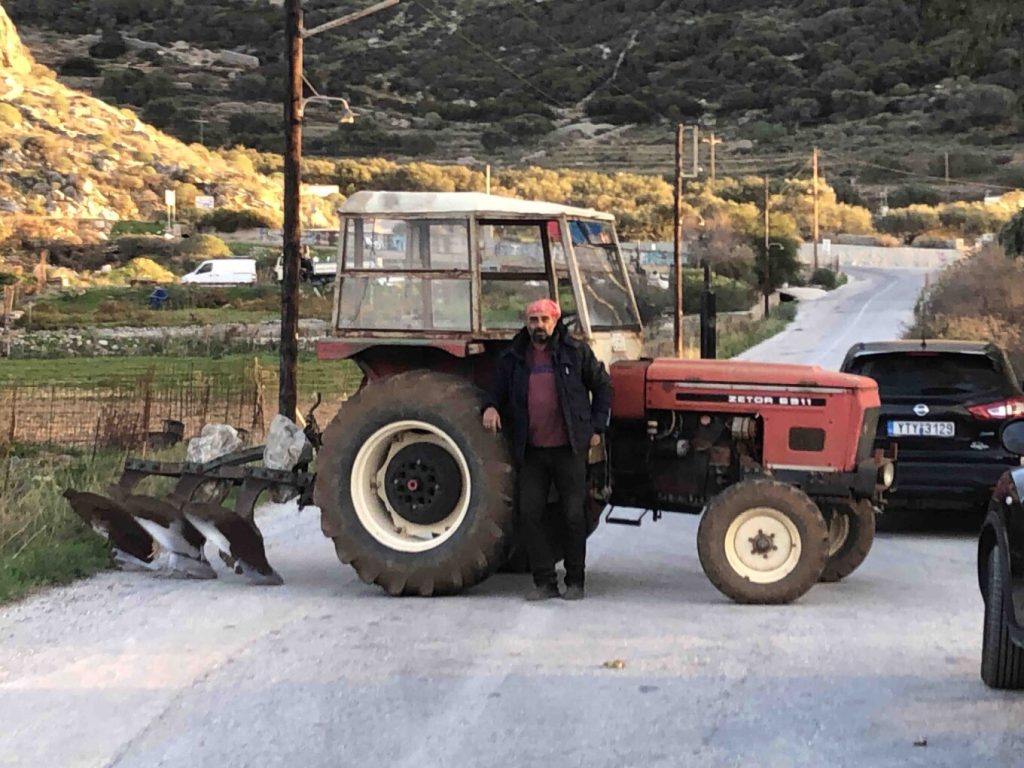 Μπλόκο και στην Αμοργό: Ο μόνος αγρότης με τρακτέρ στο νησί έκλεισε δρόμο