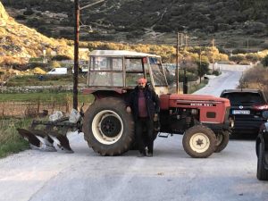 Μπλόκο και στην Αμοργό: Ο μόνος αγρότης με τρακτέρ στο νησί έκλεισε δρόμο