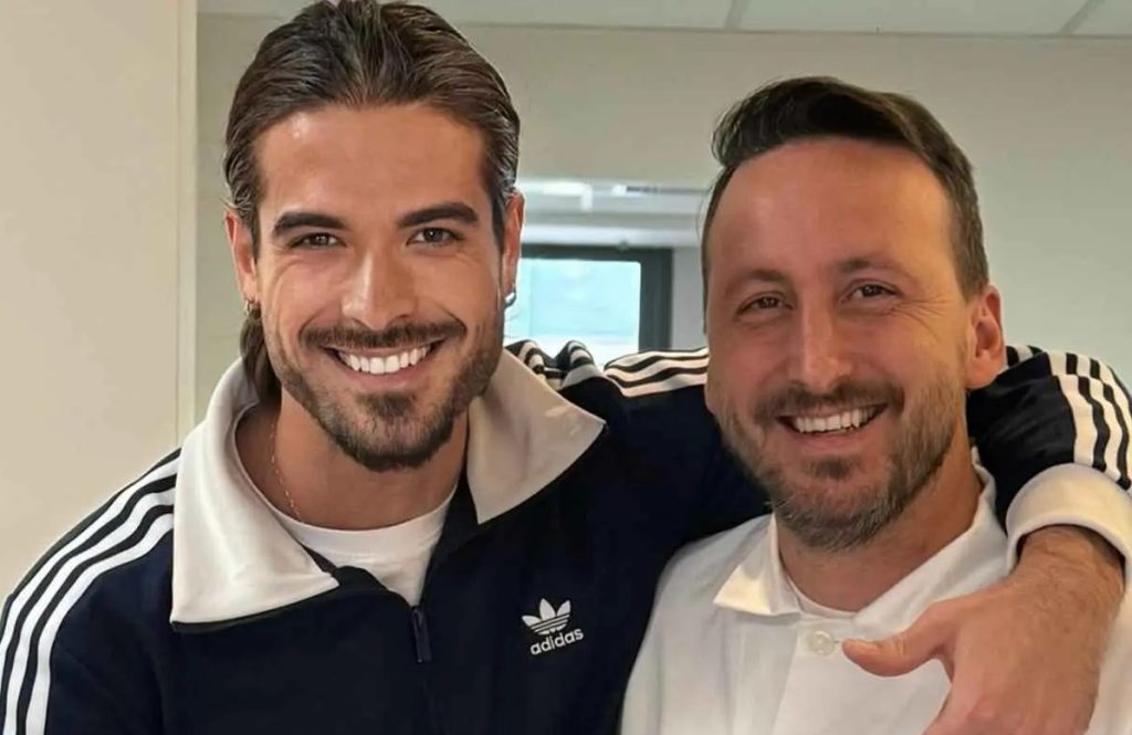 Άρης Μουγκοπέτρος: Έβαλε πρόσθετο μέλος στο χέρι του – «Κλαίω από την χαρά μου»