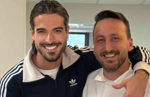 Άρης Μουγκοπέτρος: Έβαλε πρόσθετο μέλος στο χέρι του – «Κλαίω από την χαρά μου»