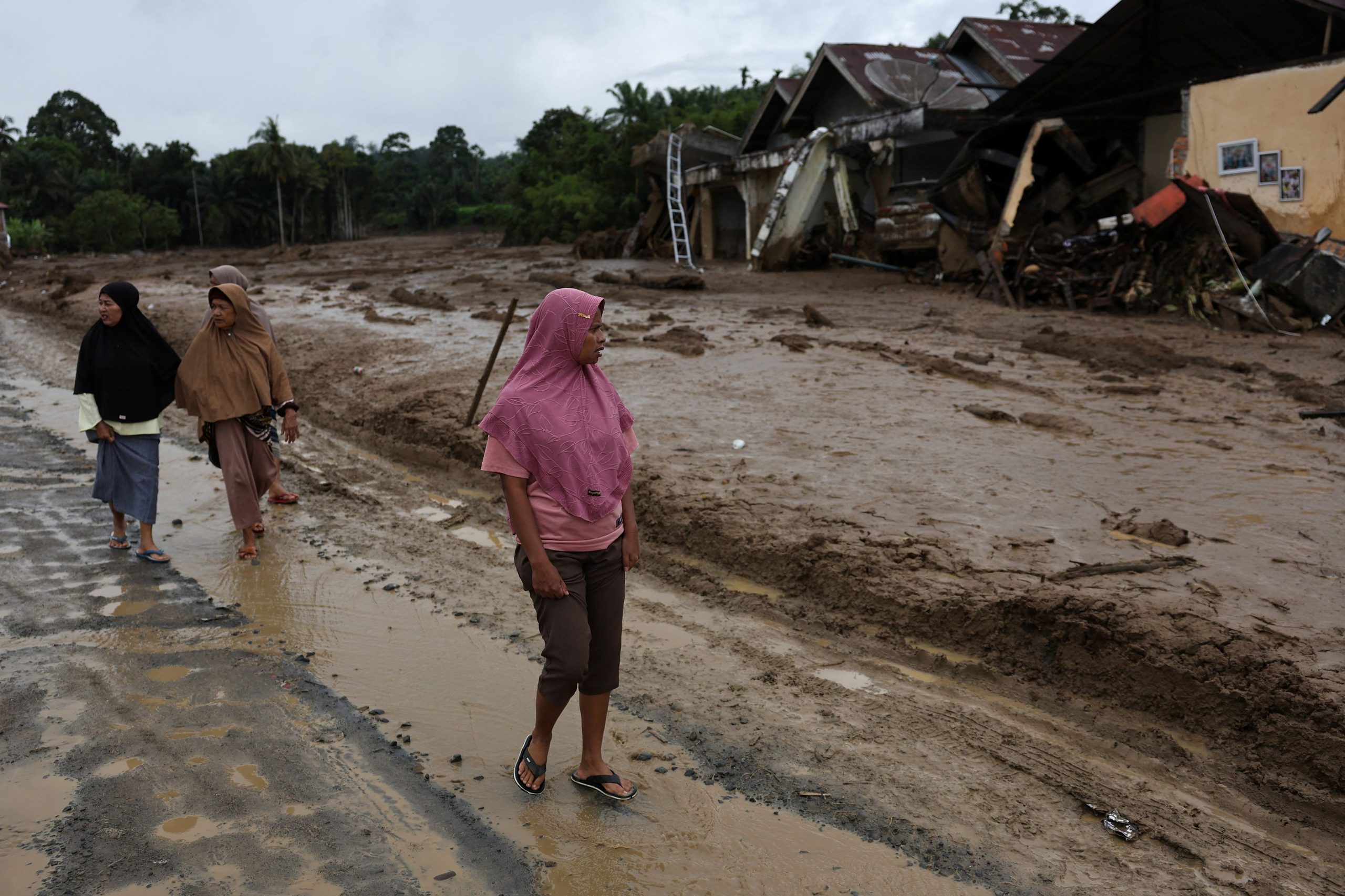 Ασία: Αγώνας δρόμου για άμεση βοήθεια στους πληγέντες από τις πλημμύρες