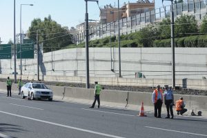 Μοτοσικλετιστής παρέσυρε αστυνομικό στην Αττική Οδό