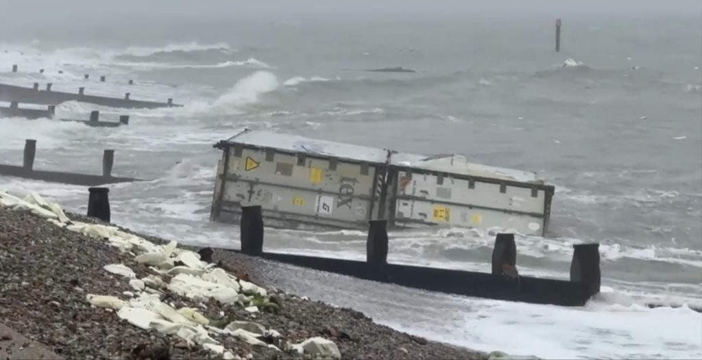 Επεσαν κοντέινερ στη θάλασσα και γέμισαν μπανάνες οι ακτές της Αγγλίας