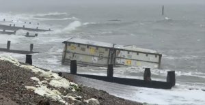 Επεσαν κοντέινερ στη θάλασσα και γέμισαν μπανάνες οι ακτές της Αγγλίας