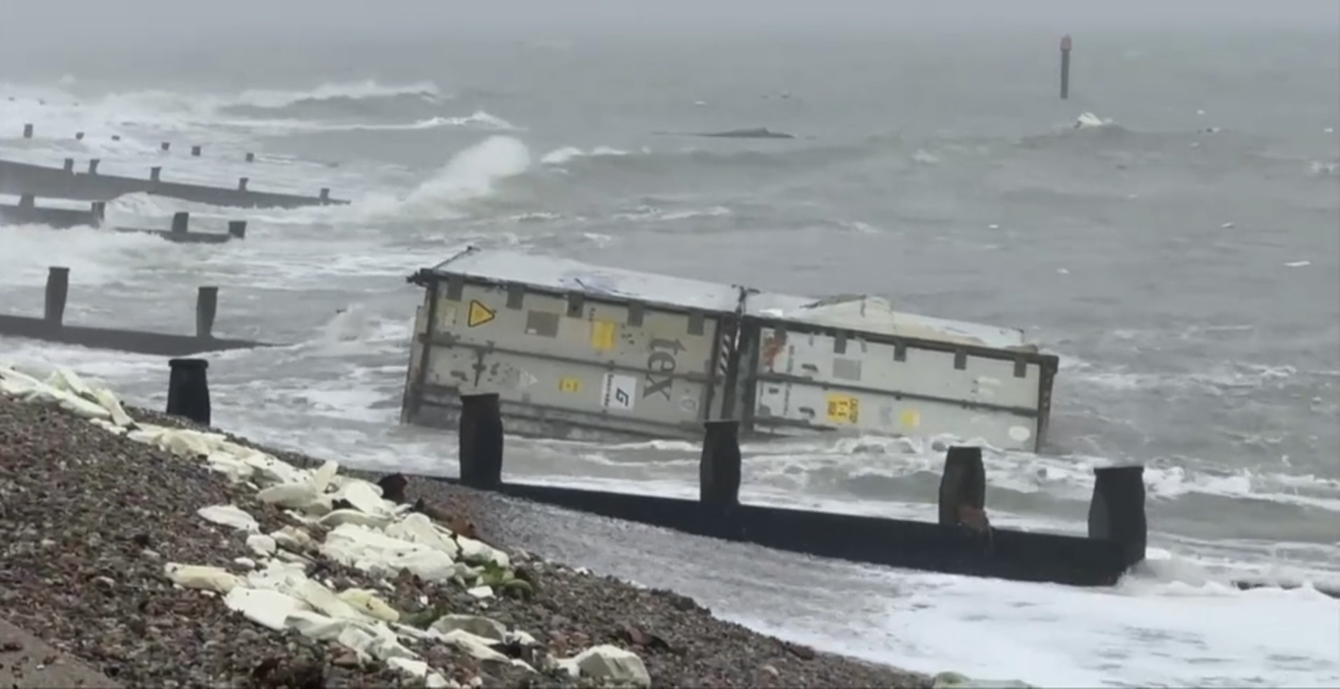 Επεσαν κοντέινερ στη θάλασσα και γέμισαν μπανάνες οι ακτές της Αγγλίας