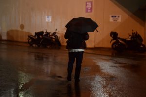 Κακοκαιρία: Πάνω από 120 κλήσεις στην Πυροσβεστική – Ποιοι δρόμοι έκλεισαν – Πλημμύρες στην Αθήνα