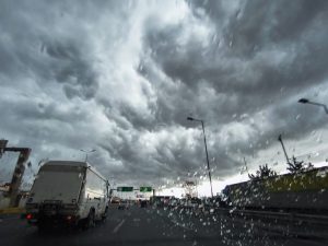 Σοκαριστικό τροχαίο στη Μαλακάσα: Οδηγός χάνει τον έλεγχο υπό καταρρακτώδη βροχή και πέφτει σε λεωφορείο