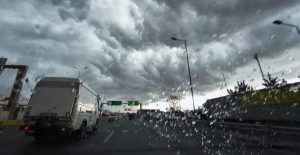 Σοκαριστικό τροχαίο στη Μαλακάσα: Οδηγός χάνει τον έλεγχο υπό καταρρακτώδη βροχή και πέφτει σε λεωφορείο