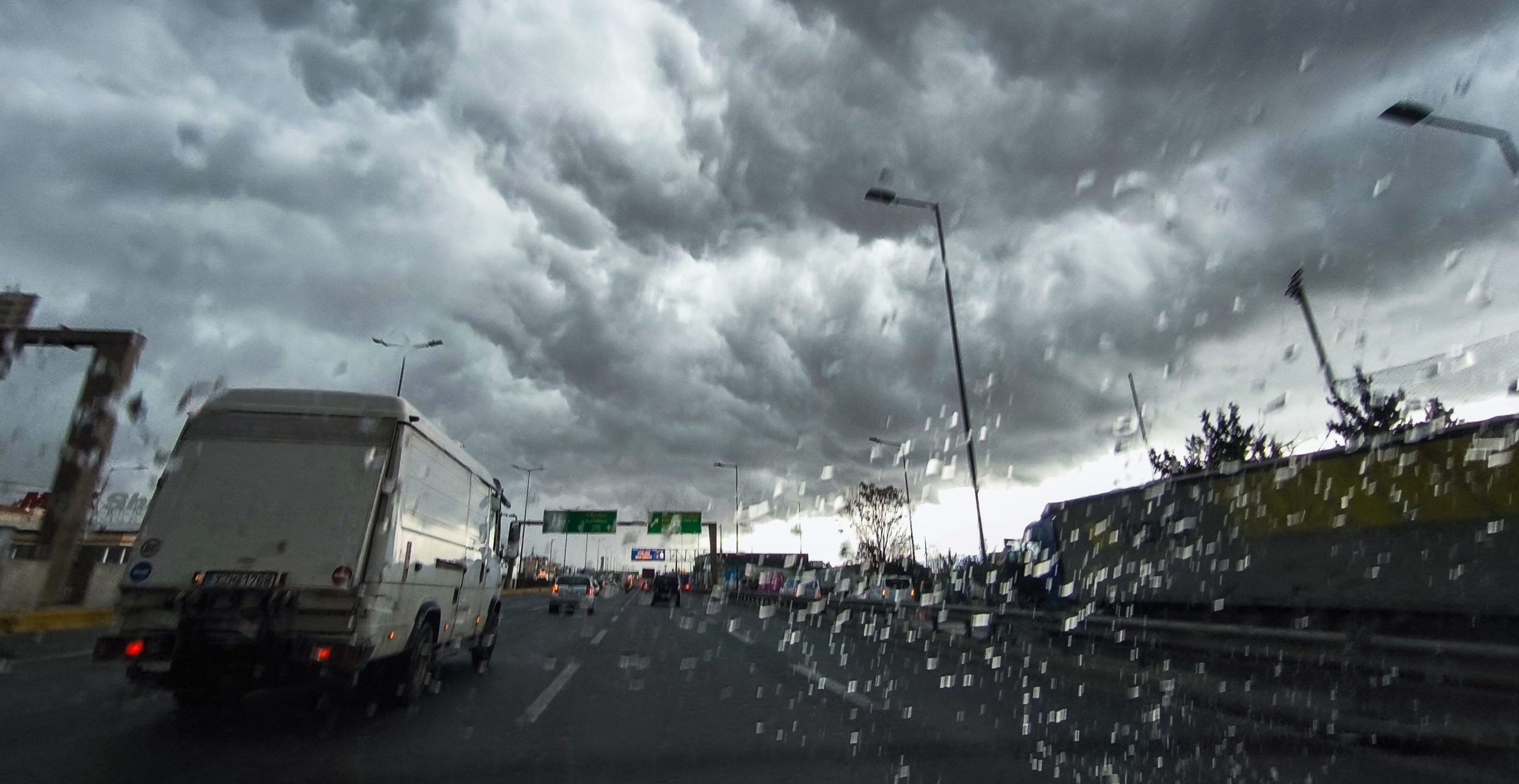 Σοκαριστικό τροχαίο στη Μαλακάσα: Οδηγός χάνει τον έλεγχο υπό καταρρακτώδη βροχή και πέφτει σε λεωφορείο