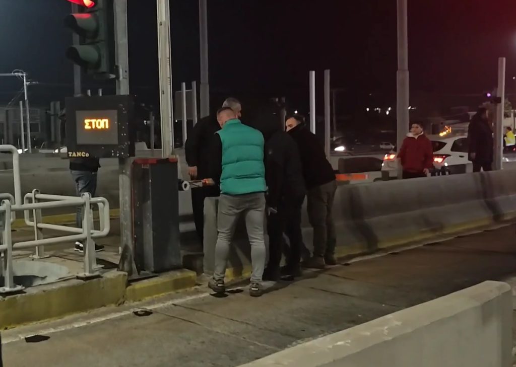 Αγρότες άνοιξαν τις μπάρες στα διόδια Αφιδνών και Τραγάνας επιτρέποντας την ελεύθερη διέλευση των οχημάτων (video)