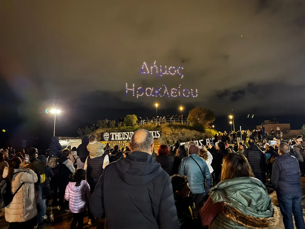 Εντυπωσιακές εικόνες από τα εκατοντάδες drones στον ουρανό του Ηρακλείου