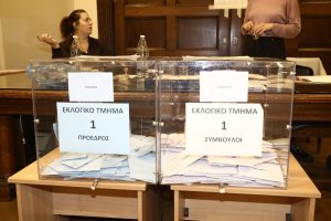 Πώς το δίλημμα «Μητσοτάκης ή χάος» έκρινε τις δικηγορικές εκλογές