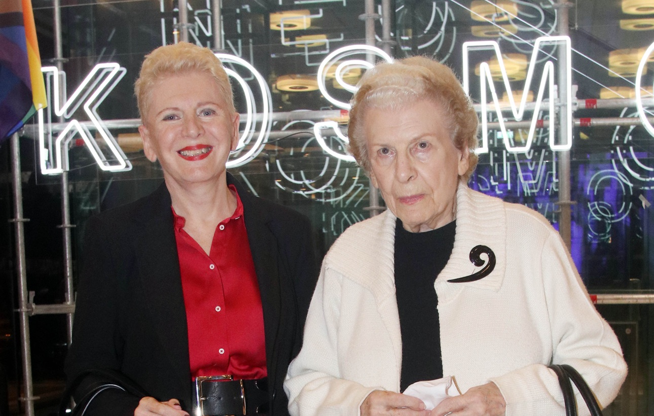 &Pi;έ&theta;&alpha;&nu;&epsilon; &eta; &mu;&eta;&tau;έ&rho;&alpha; &tau;&eta;&sigmaf; Έ&lambda;&epsilon;&nu;&alpha;&sigmaf; &Alpha;&kappa;&rho;ί&tau;&alpha;, &Sigma;ύ&lambda;&beta;&alpha;