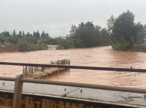 Μήνυμα του 112 για απομάκρυνση από τον οικισμό Υπέρεια Λάρισας λόγω υπερχείλισης του ποταμού Ενιπέα