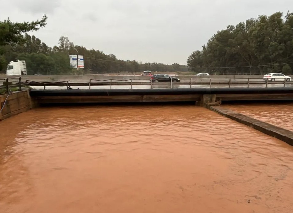 Κακοκαιρία Byron live: Σαρώνει την Αττική – Πλημμύρισαν σπίτια και δρόμοι, μηνύματα του 112
